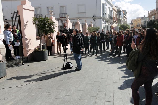 Los alumnos del IES Manuel de Falla estuvieron presentes en una nueva concentración contra la violencia de género