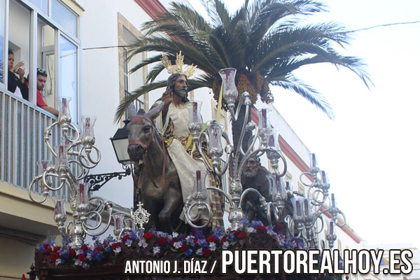 La lluvia hizo acto de presencia y apresuró la recogida de la Hermandad de la Borriquita