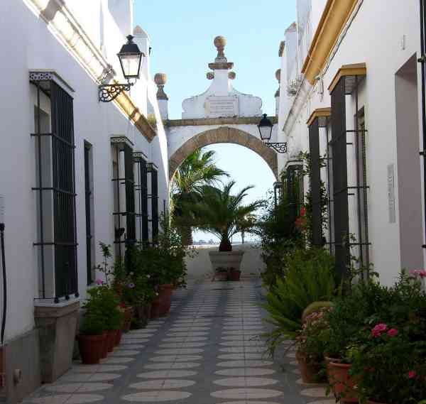 Callejón del Arco, en Puerto Real.