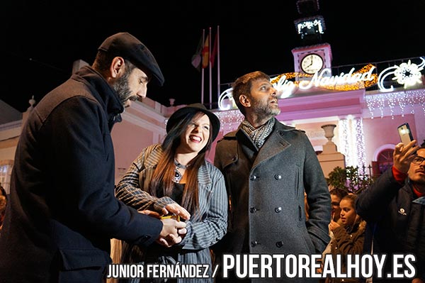 Saray Huertas apretando el botón de encendido