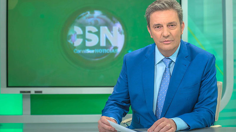 Carlos María Ruiz, presentando las noticias matinales de Canal Sur