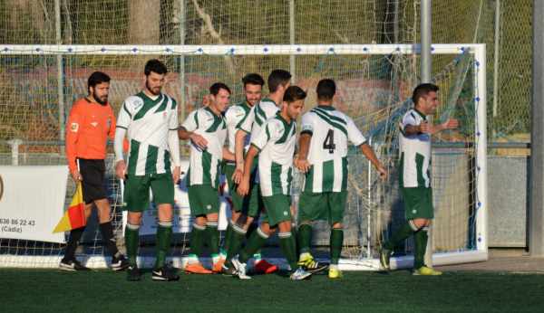 Los jugadores del Puerto Real CF celebran sus goles