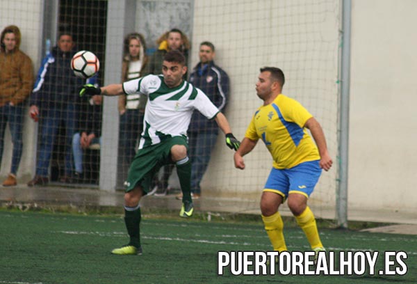 José M. Morón, controlando un balón para el Puerto Real CF