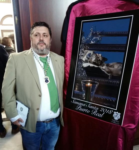 Jesús Godino, con su cartel de Semana Santa