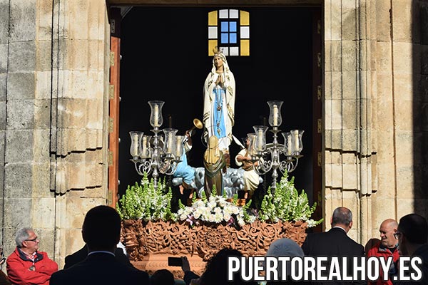 Virgen de Lourdes en su paso.