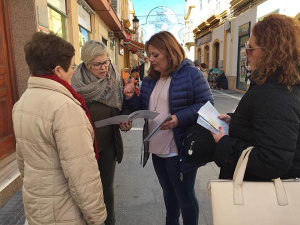 Elena Amaya y Araceli Maese por las calles de Puerto Real