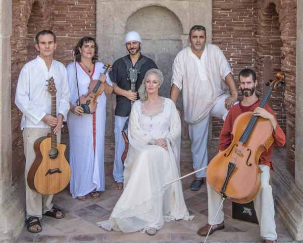 Liona y Serena Strings con todo su grupo.