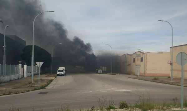 Incendio de un camión en el Polígono de El Trocadero.