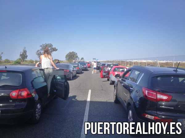 Imagen del atasco debido al accidente en Puerto Real.