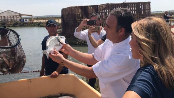 Ángel León enseña muestra del despesque a Susana Díaz, Presidenta de La Junta.