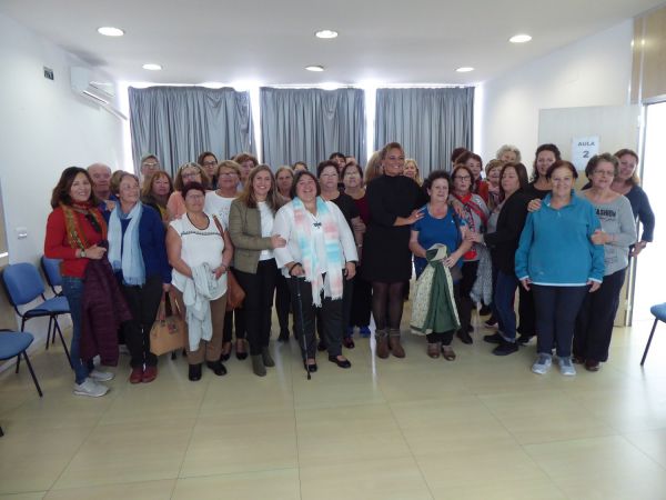 Irene García y Elena Amaya con las socias de AFIPRE Puerto Real.