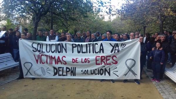 Ex trabajadores de Delphi con la pancarta.