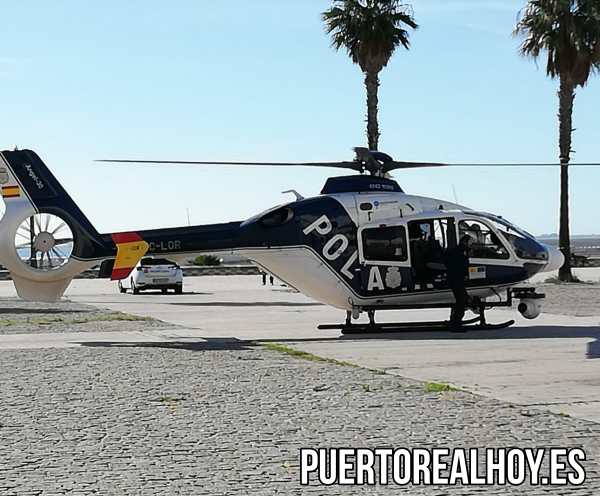 Helicóptero de la Policía Nacional en la Plaza Poeta Rafael Alberti.