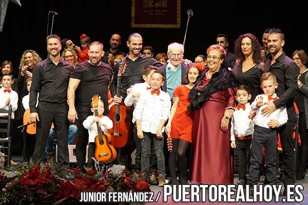 Maritere Quintana junto a su familia en el pasado pregón de Navidad.