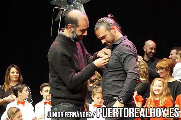 Pedro Campos recibiendo la Estrella de la Navidad para el coro Semilla Rociera.