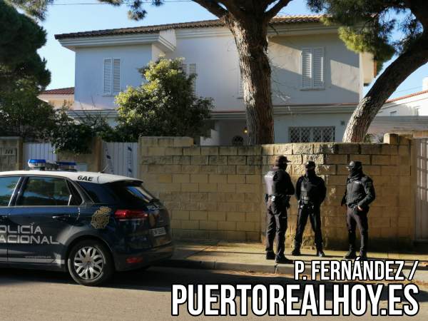 Policía Nacional custodiando la casa intervenida.