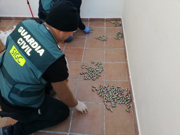 La Guardia Civil con la droga incautada.