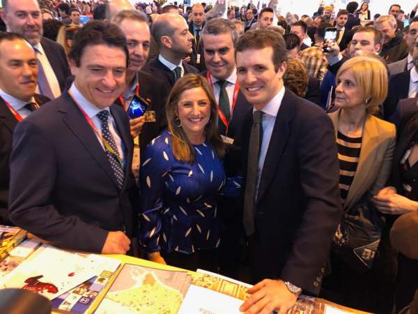 Irene García con Pablo Casado.