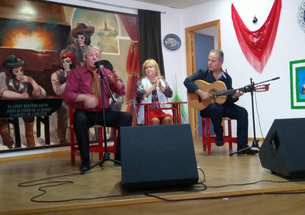 Antonio Traverso "El Colorao", al cante.