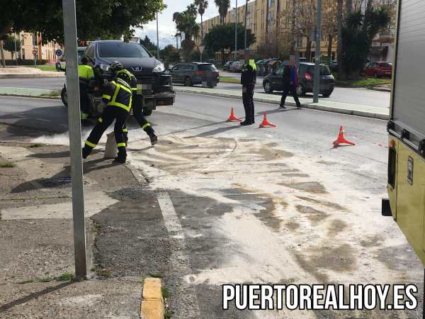 El coche accidentado siendo retirado por la grua.