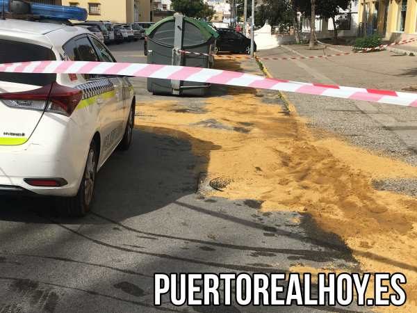 La brigada y los bomberos han necesitado kilos de arena para sofocar el vertido.