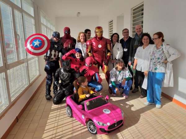 Los Vengadores entregan vehículos teledirigidos para los pequeños del Hospital de Puerto Real