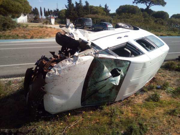 Aparatoso accidente en la carretera del Barrio Jarana