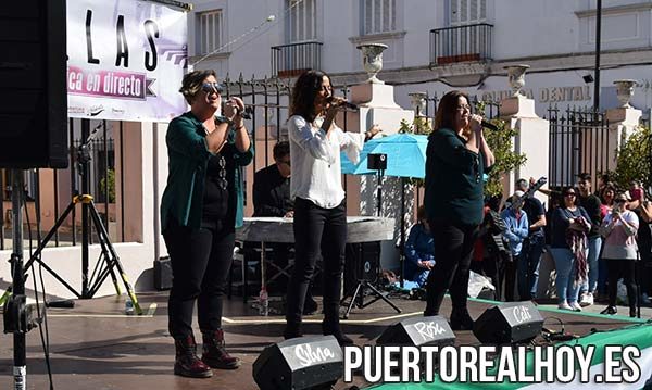 Grupo "Ellas" actuando en la Plaza de Jesús. 