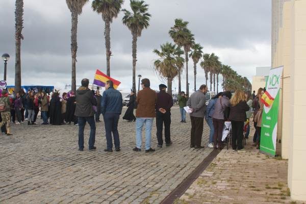 Manifestación feminista frente al stand de Vox Puerto Real.