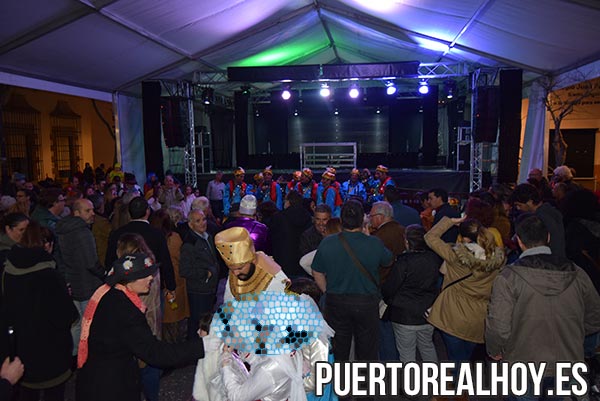 La “Batalla de Coplas” dio color y voz al viernes de carnaval en Puerto Real