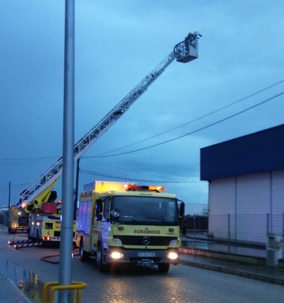 Bomberos del CBPC actuando en la ITV de Tres Caminos.