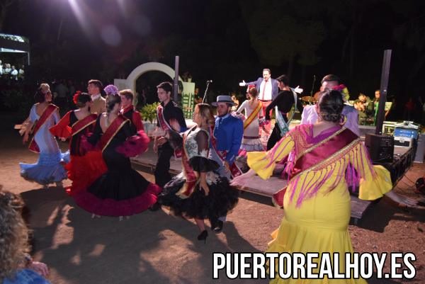 Las damas y caballeros de la Feria, bailando por sevillanas. 