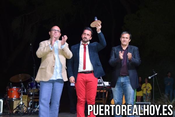 "Pitu" con el Concejal de Fiestas, José Antonio Montilla, y el Presidente de la Peña 5x5, Eugenio García. 