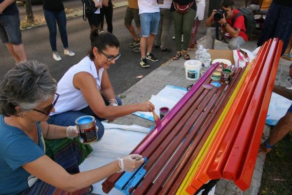 La Concejala de Feminismos-LGTBI, Lourdes Bernal, pintando uno de los bancos. 