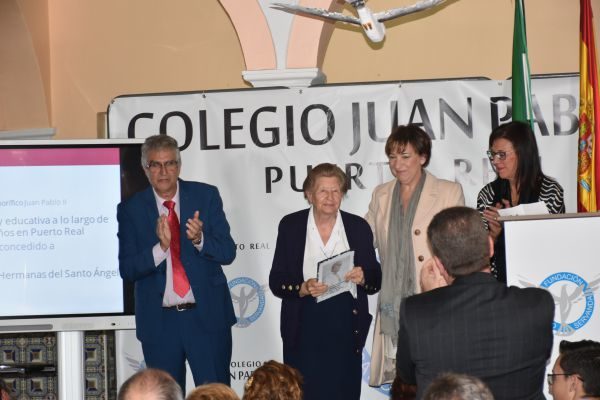 La Hermana Sagrario, recibiendo el premio honorífico a las Hermanas del Santo Ángel.