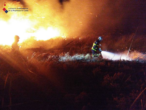 Bomberos y Policía Local intervienen en un incendio de restos de basura en Puerto Real