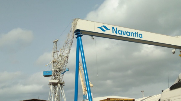 El fuerte viento daña una de las grúas de Navantia Puerto Real