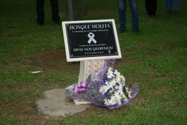 Placa del Bosque Violeta y ramo conmemorativo del 25-N