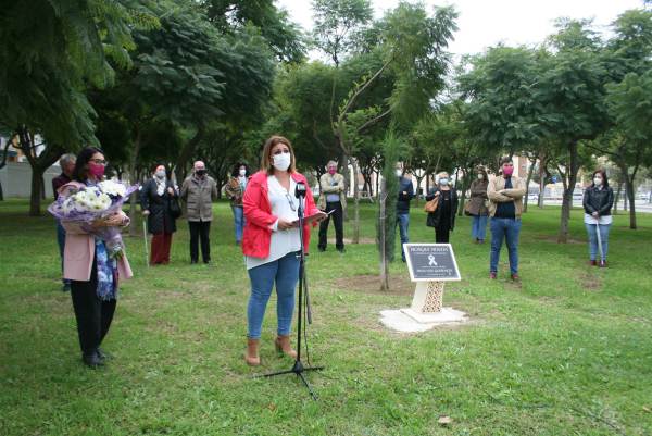Elena Amaya lee el manifiesto por el 25-N junto a otros miembros de la Corporación.