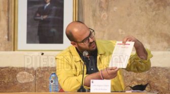 Carlos Salguero, sosteniendo un documento de la EDUSI