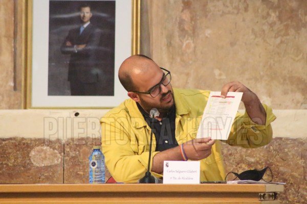 Carlos Salguero, sosteniendo un documento de la EDUSI