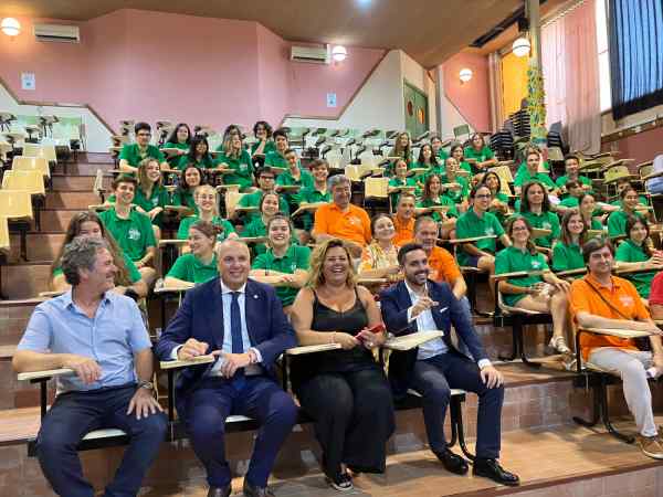 Ruiz-Boix y Amaya con los alumnos de 