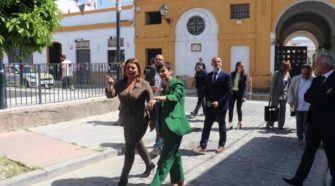 Isabel Rodríguez junto a Elena Amaya (Imagen: Ayto. de Puerto Real)