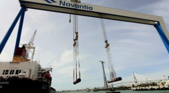 Descarga de material en los diques de Navantia Puerto Real