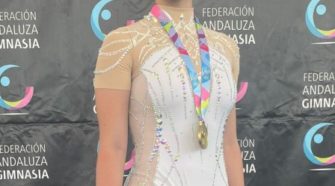 Aitana Labrador, con su medalla de campeona de Andalucía
