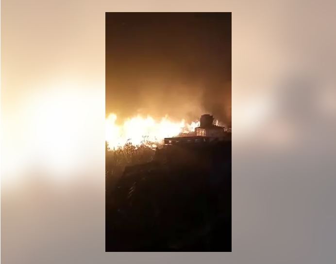 Los bomberos sofocan un incendio en una nave rústica de Puerto Real