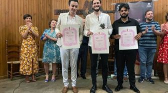 Pablo Heredia posando junto a los otros premiados.