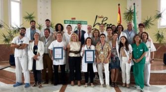 Miembros del Hospital Universitario de Puerto Real con sus certificaciones