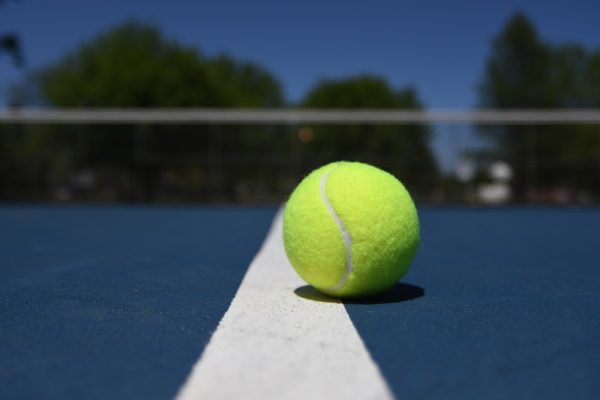 Pelota de tenis en la línea.