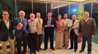 Marcelo Gullo con los miembros de la Sociedad Puertorrealeña de Amigos del País